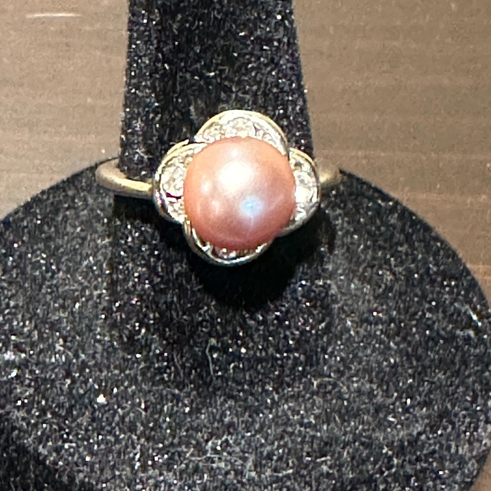 Blush pearl & rhinestone ring; rhodium plated; approx size 6.5. Costume jewelry.